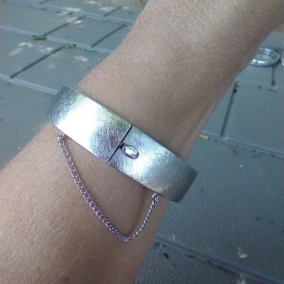Women's silver tone hinged bracelet with chain. - Picture 4 of 6